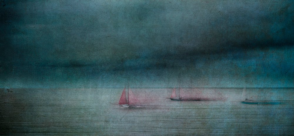 Paisaje marino oscuro con vela roja de Greetje van Son