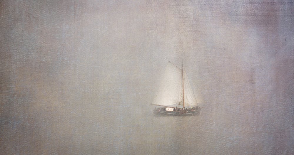 Un velero entre la niebla de Greetje van Son