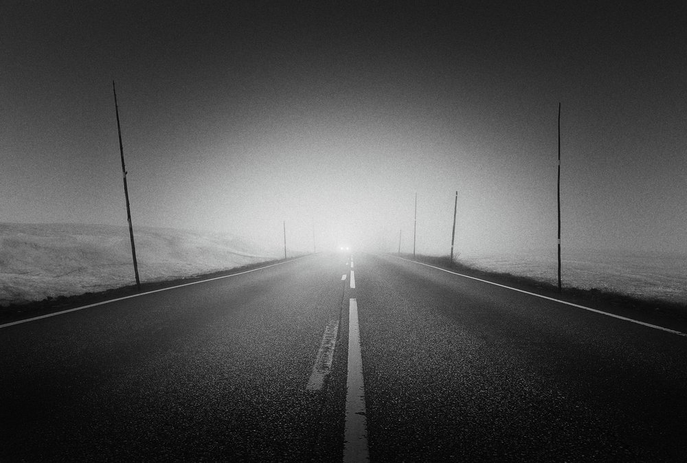 Una misteriosa carretera envuelta en niebla de Gustav Davidsson