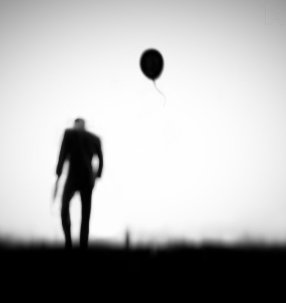 Un hombre y un globo a la deriva de Hengki Lee
