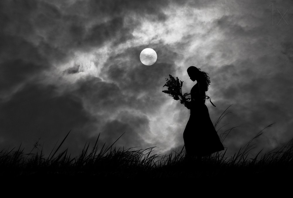 Mujer a la luz de la luna de Hengki Lee