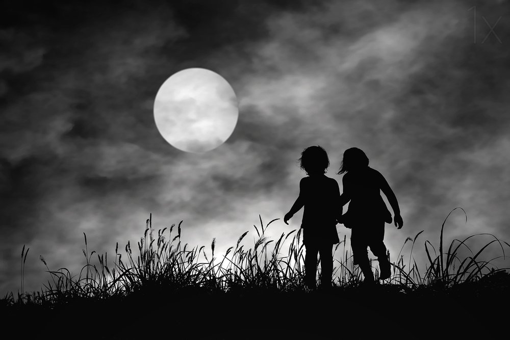 Siluetas a la luz de la luna caminando de Hengki Lee