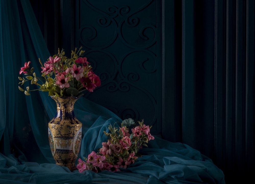 Flores en un elegante jarrón dorado de Homeira moazami
