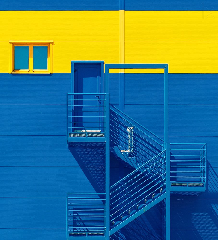 Fachada en azul, amarillo y negrita de Igor Bakotic