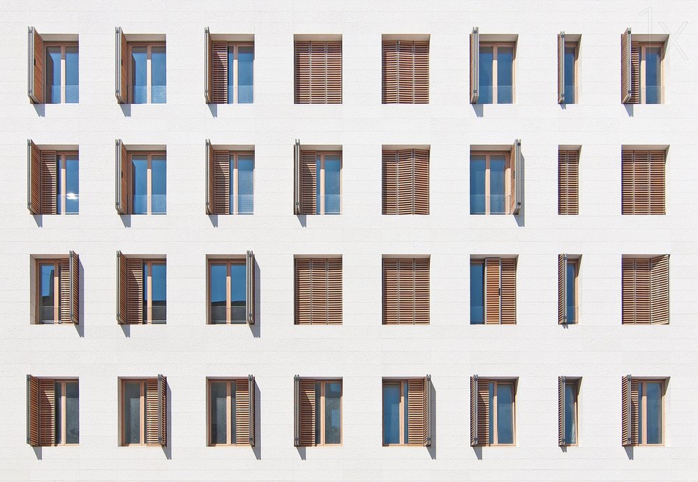 Fachada con ventanas geométricas de Igor Bakotic