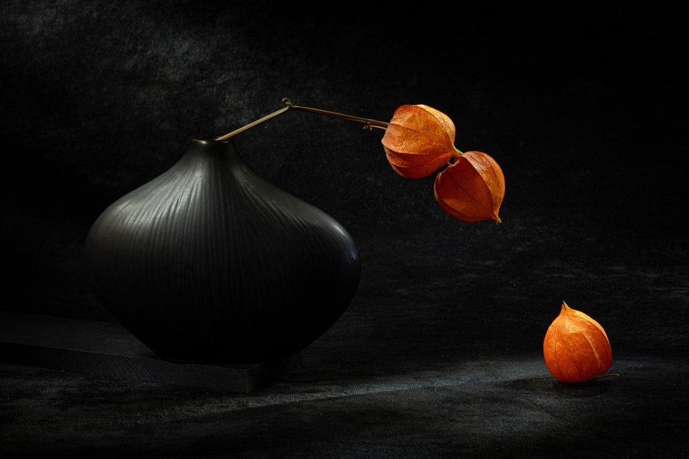 Jarrón negro, faroles naranjas de Igor Kopcev