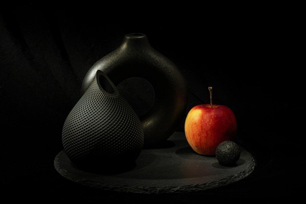 Jarrones negros, manzana roja de Igor Kopcev