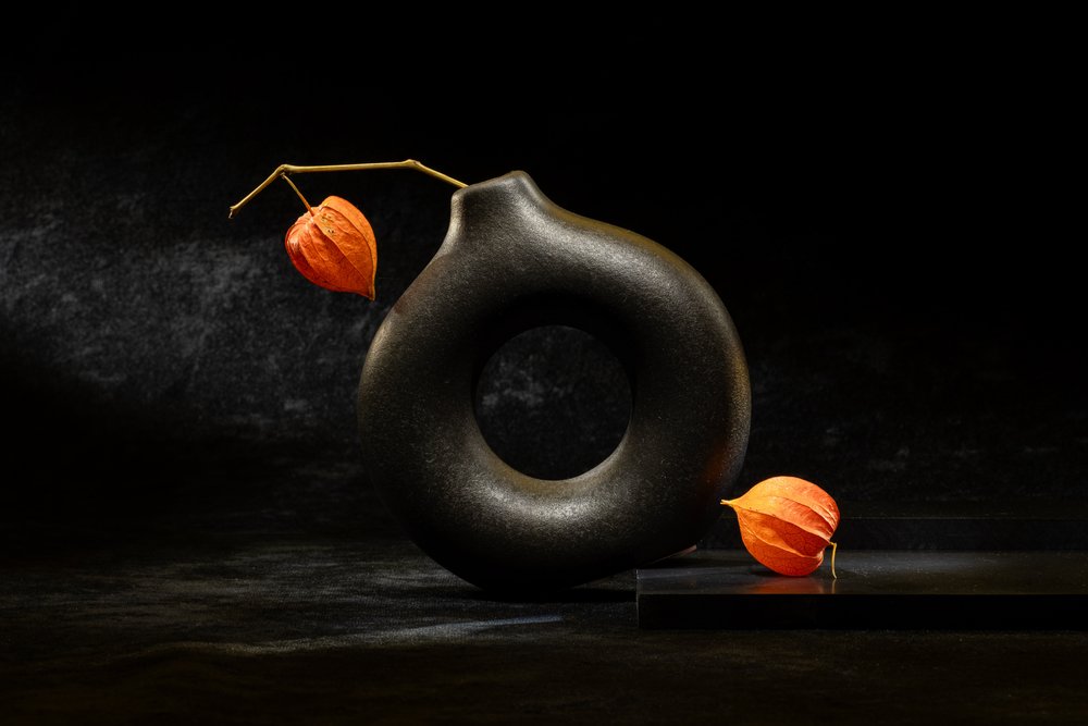 Elegante bodegón oscuro de Igor Kopcev