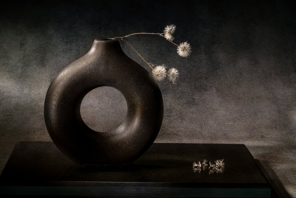 Elegante jarrón oscuro de Igor Kopcev