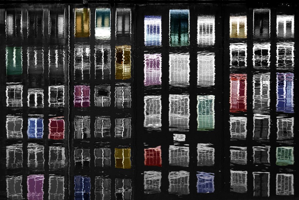 Reflejos de colores en las ventanas de Igor Shrayer