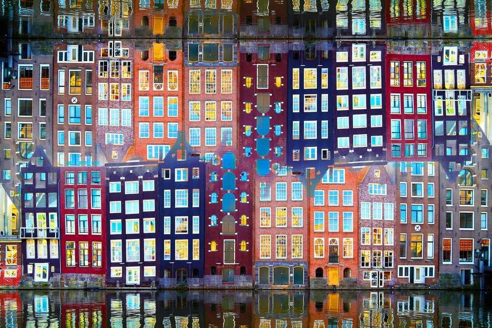 Casas junto al canal iluminadas de Igor Shrayer