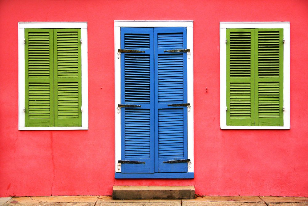 Puerta azul intenso y contraventanas verdes de Igor Shrayer
