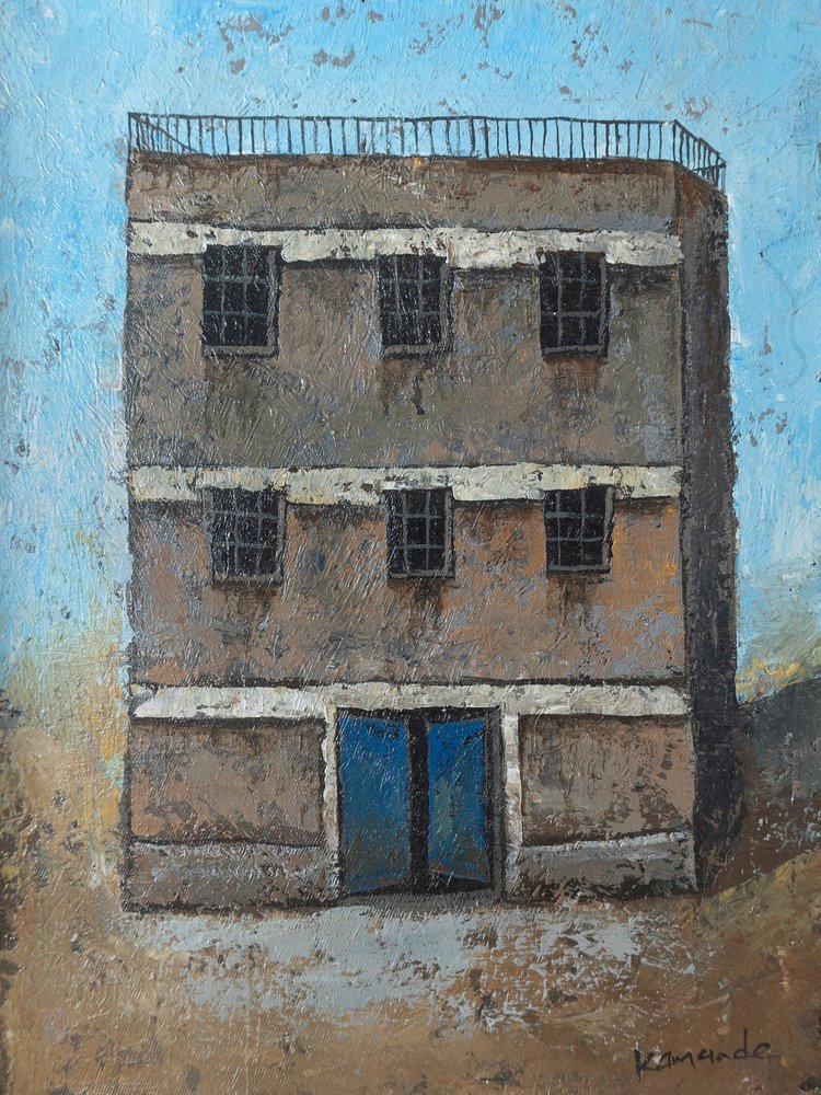 Edificio rústico con puerta azul de James Kamande