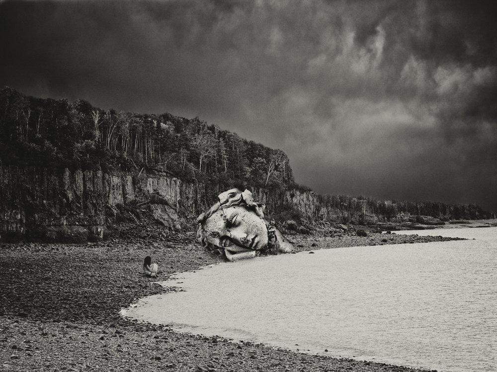 Cabeza de piedra caída de Jeffrey Hummel