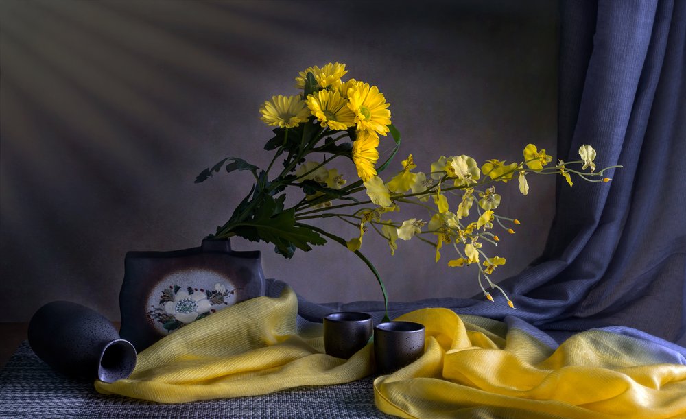 Serenidad floral dorada de Jie Fischer