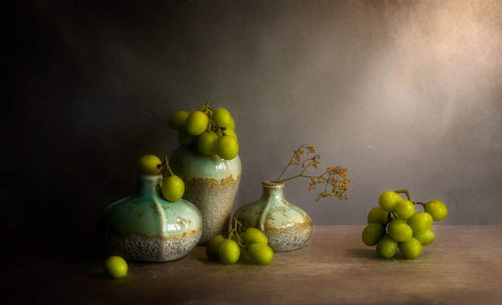 Naturaleza muerta con uvas melancólicas de Jie Fischer