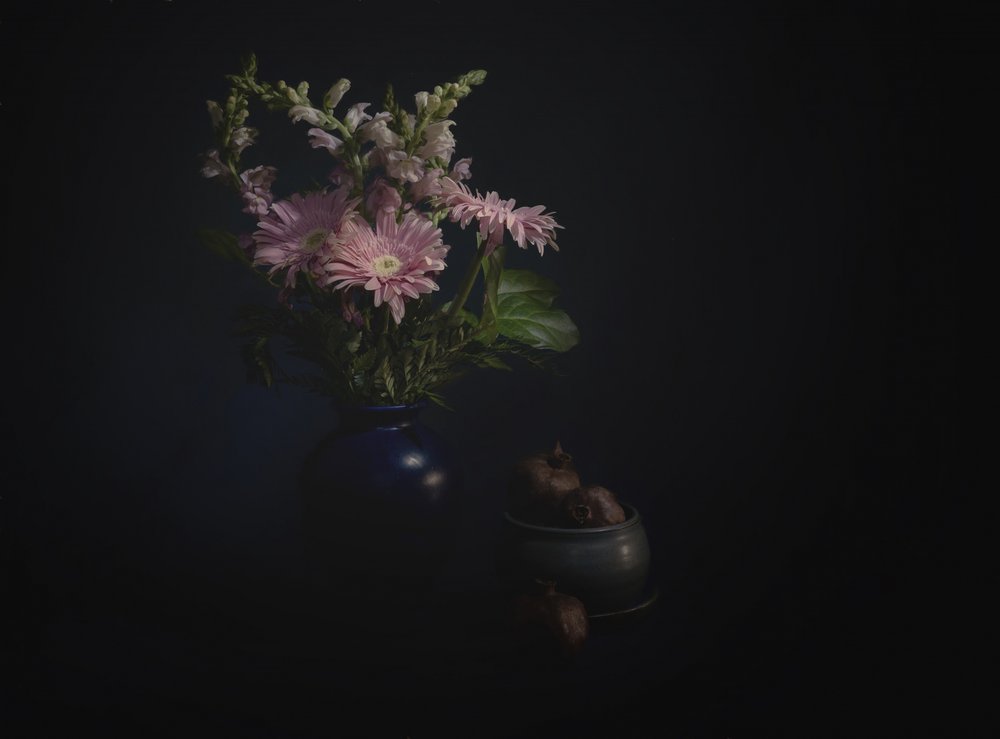 Naturaleza muerta floral oscura de John-Mei Zhong