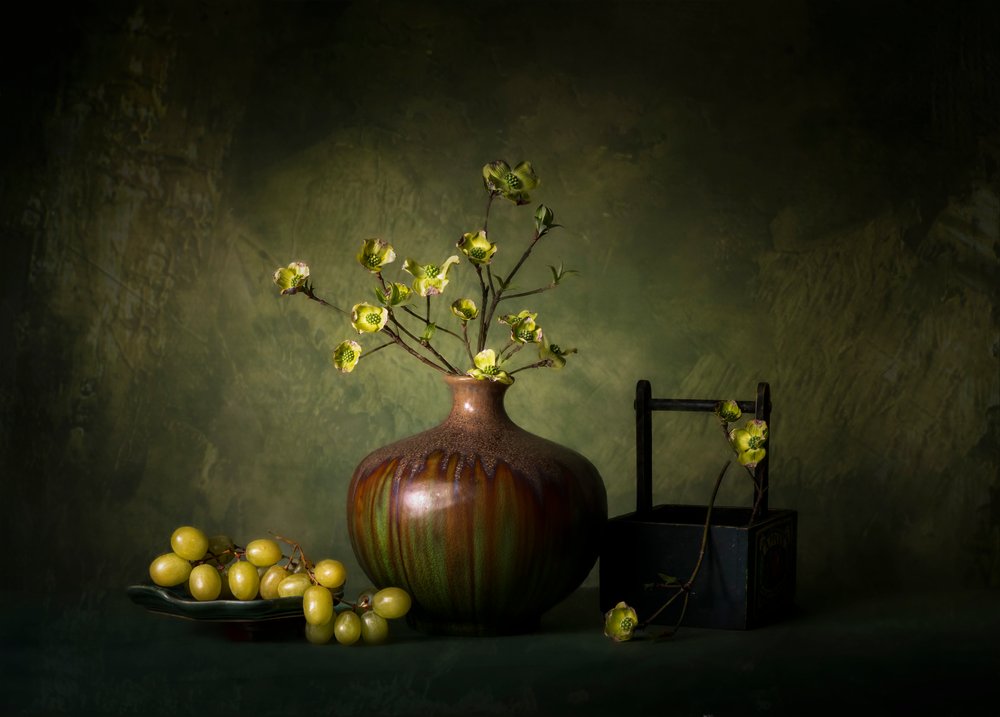 Elegante naturaleza muerta en verde de John-Mei Zhong
