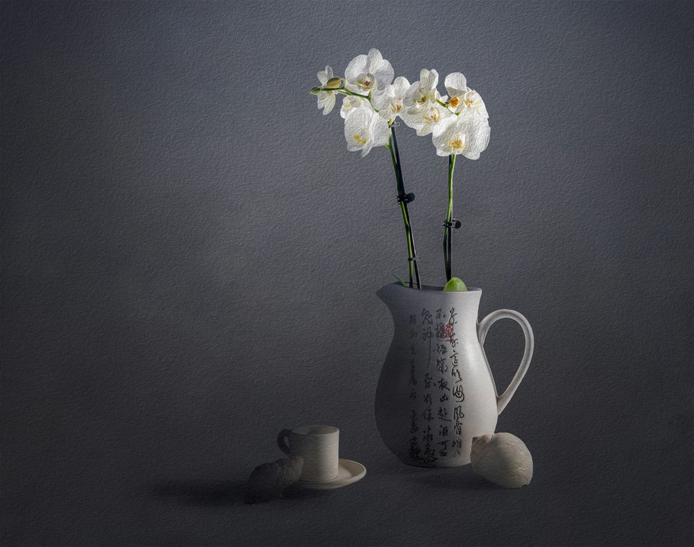 Elegante naturaleza muerta con orquídeas de John-Mei Zhong