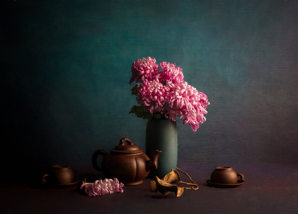La hora del té con crisantemos rosas de John-Mei Zhong