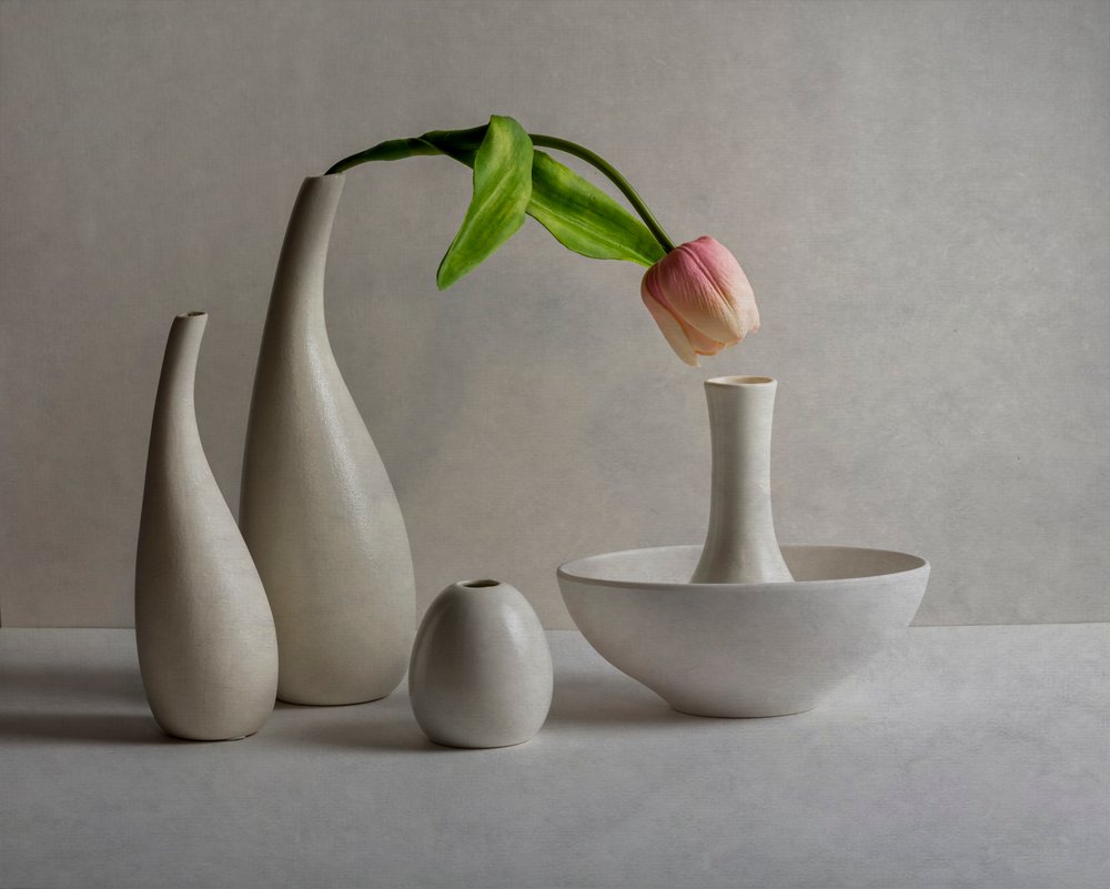 Jarrones con tulipanes de color rosa pálido de John-Mei Zhong