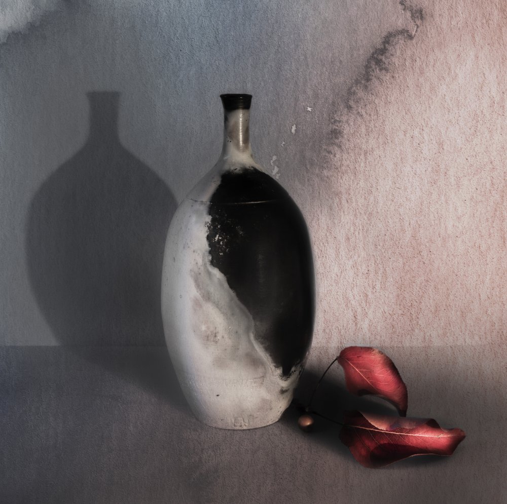 Jarrón negro con hojas rojas de Judy Tseng