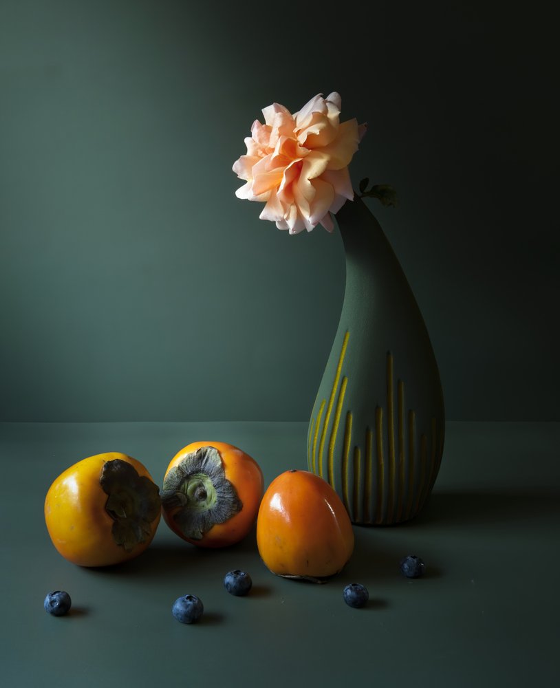 Caquis melancólicos y rosa de Judy Tseng