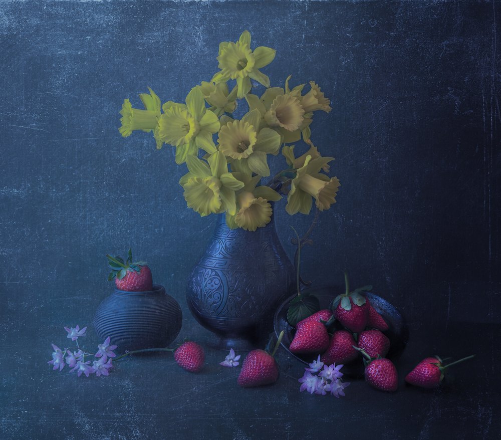 Narcisos amarillos y fresas de Judy Tseng