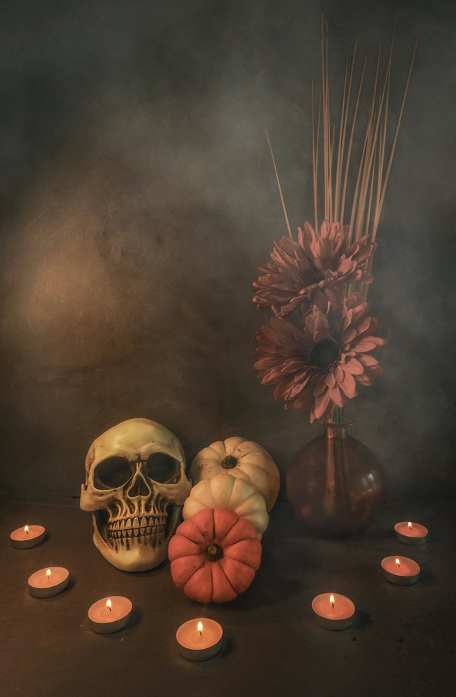 Calavera otoñal a la luz de las velas de Karen Smalley