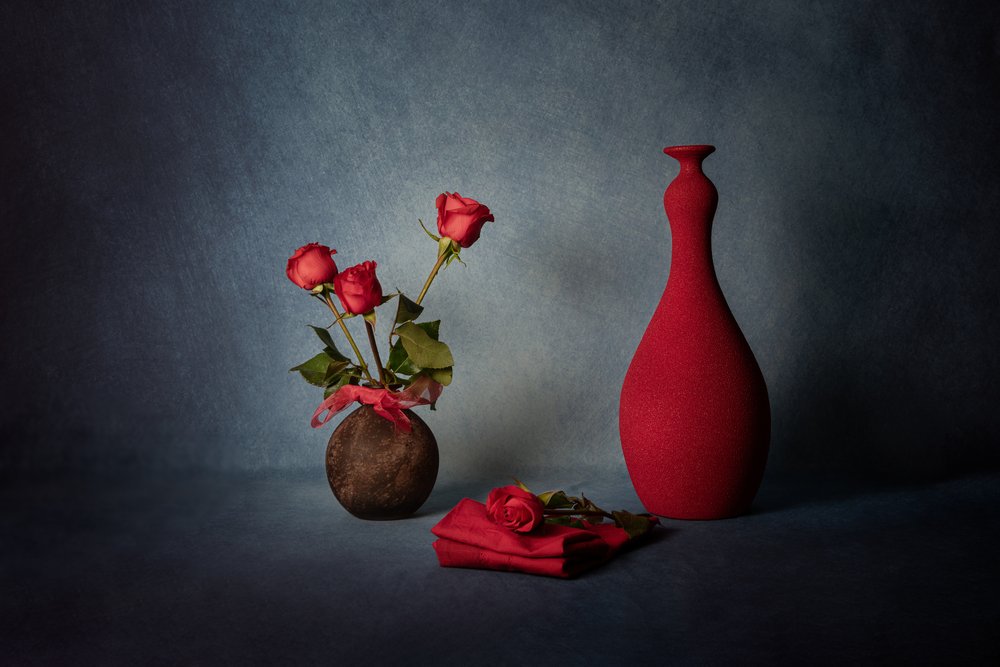 Elegante naturaleza muerta con rosas rojas de Leah Xu