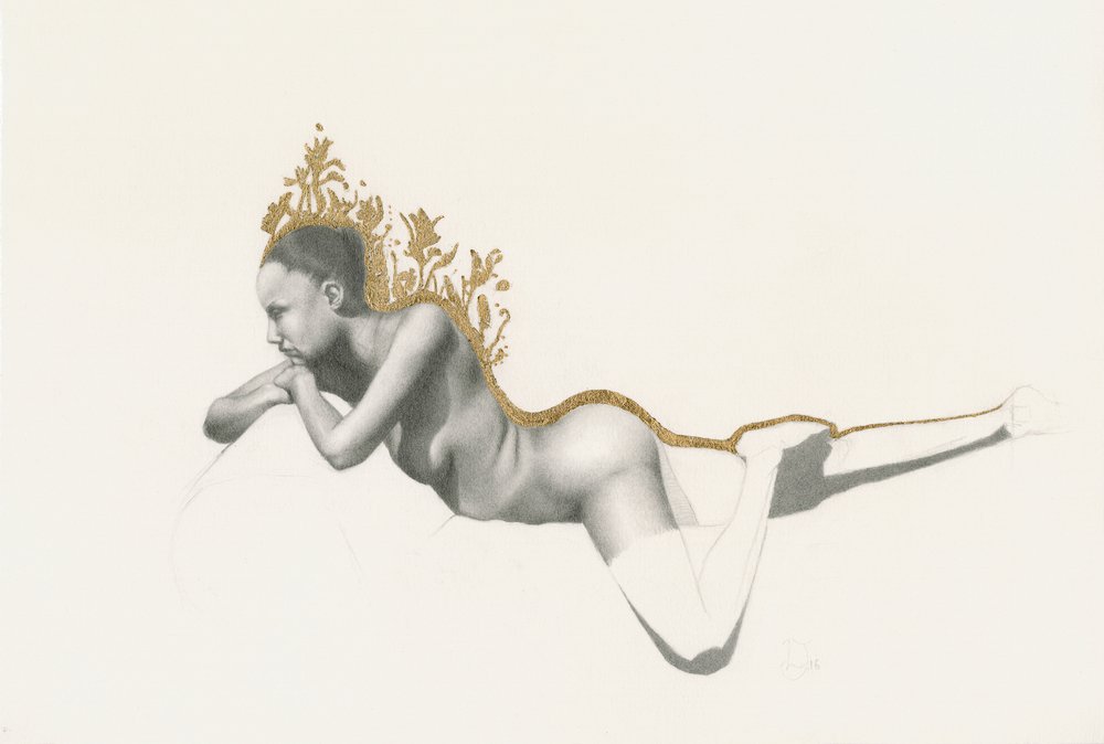 Figura de oro en actitud contemplativa de Lourens Joubert