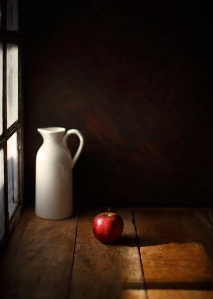 Naturaleza muerta con manzana y jarra de Luiz Laercio