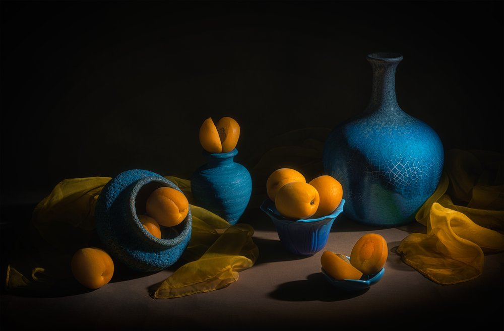 Naturaleza muerta azul y dorada de Lydia Jacobs