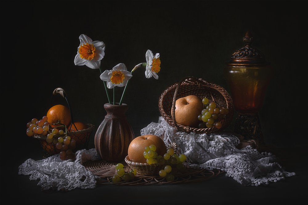 Naturaleza muerta con narcisos y frutas de Lydia Jacobs