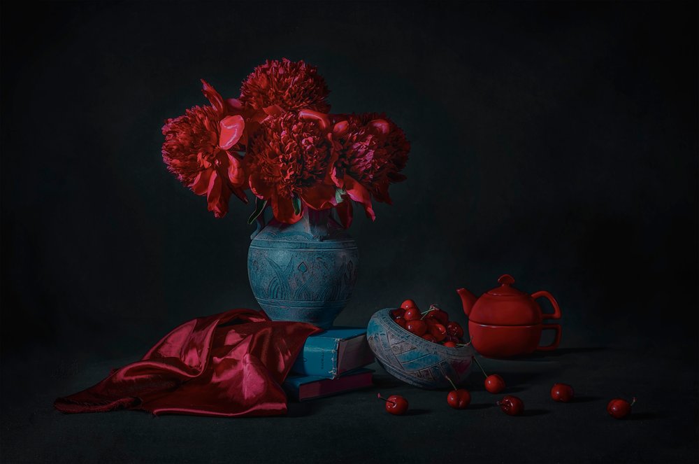 Peonías oscuras y cerezas de Lydia Jacobs