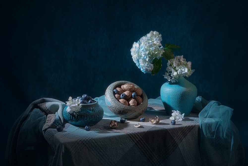 Elegante bodegón azul de Lydia Jacobs