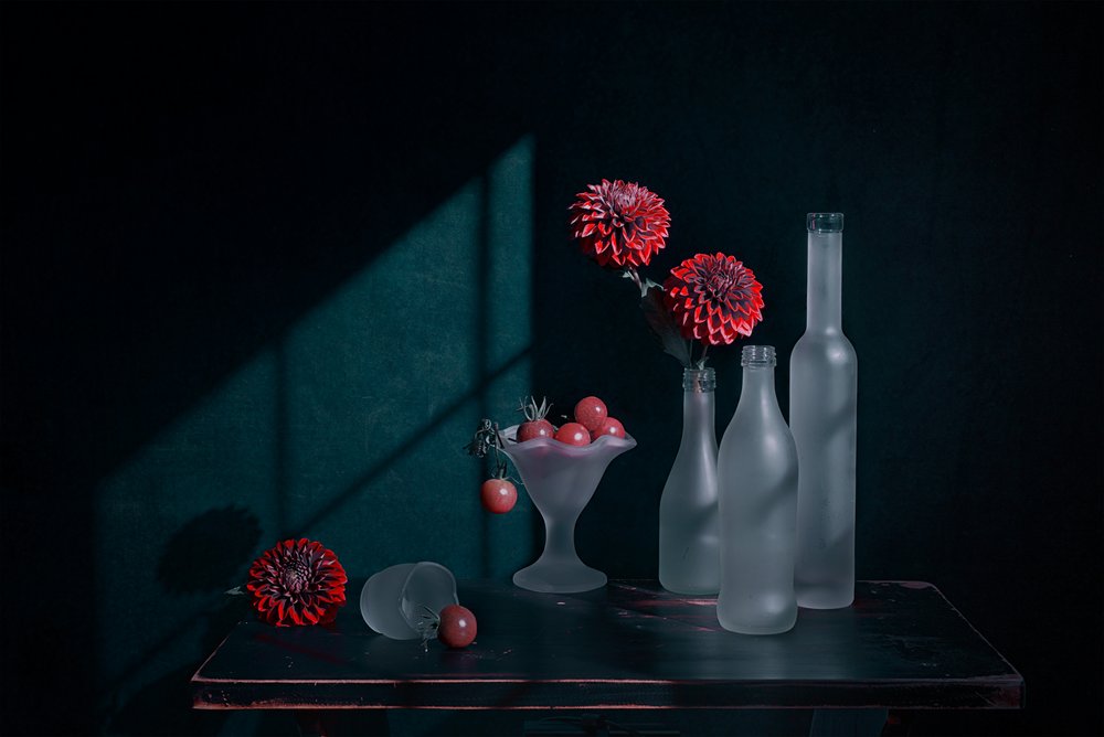 Naturaleza muerta con elegantes dalias de Lydia Jacobs
