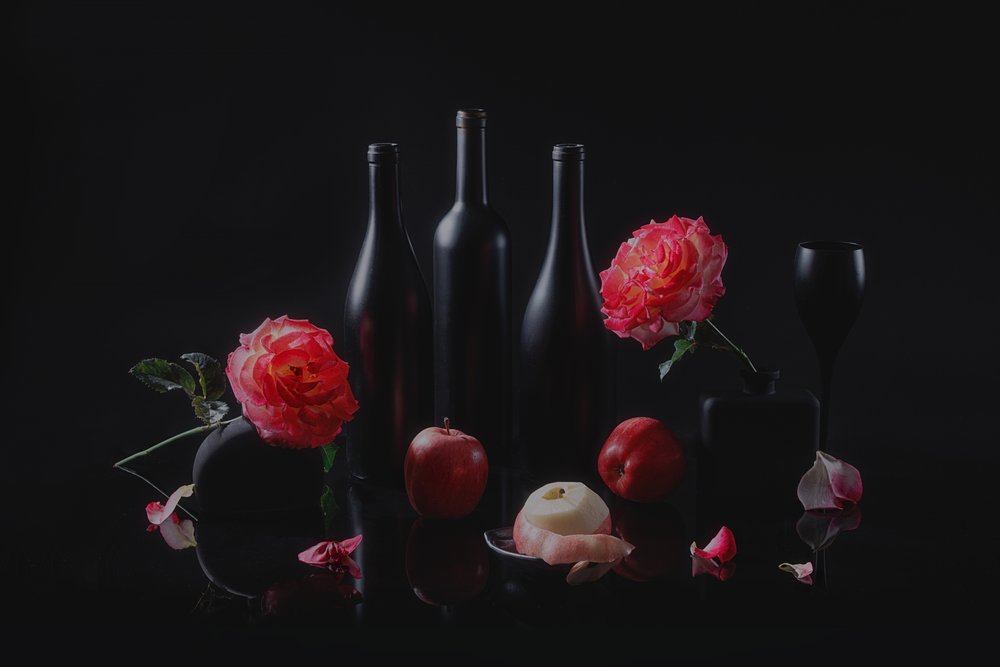 Elegante naturaleza muerta en tonos oscuros de Lydia Jacobs