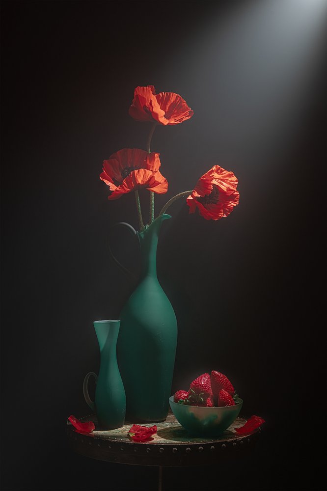 Elegante naturaleza muerta con amapolas de Lydia Jacobs