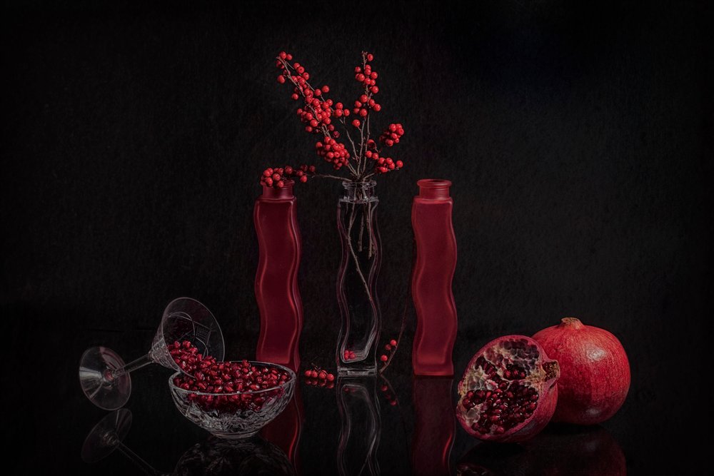 Elegante naturaleza muerta en rojo de Lydia Jacobs
