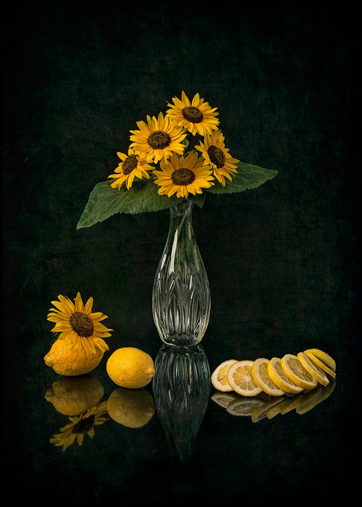 Elegante naturaleza muerta con girasoles de Lydia Jacobs
