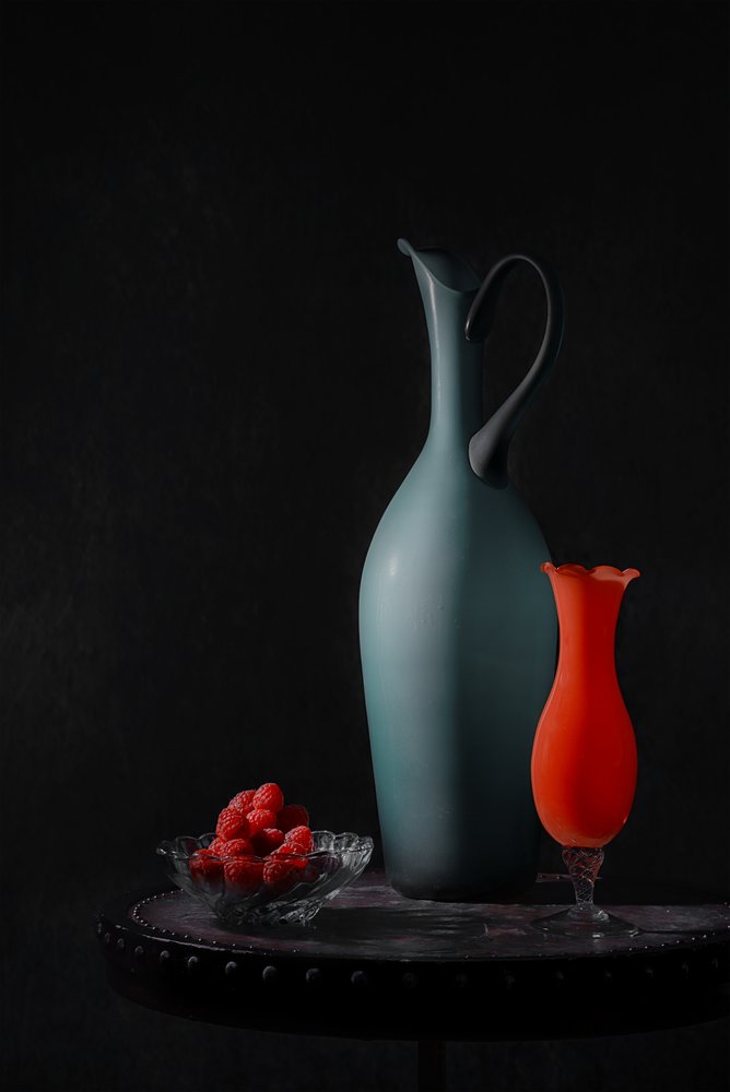Jarrones elegantes y frambuesas de Lydia Jacobs