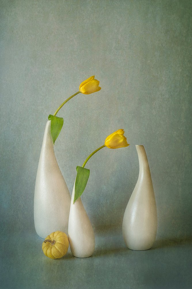 Naturaleza muerta con elegantes tulipanes amarillos de Lydia Jacobs