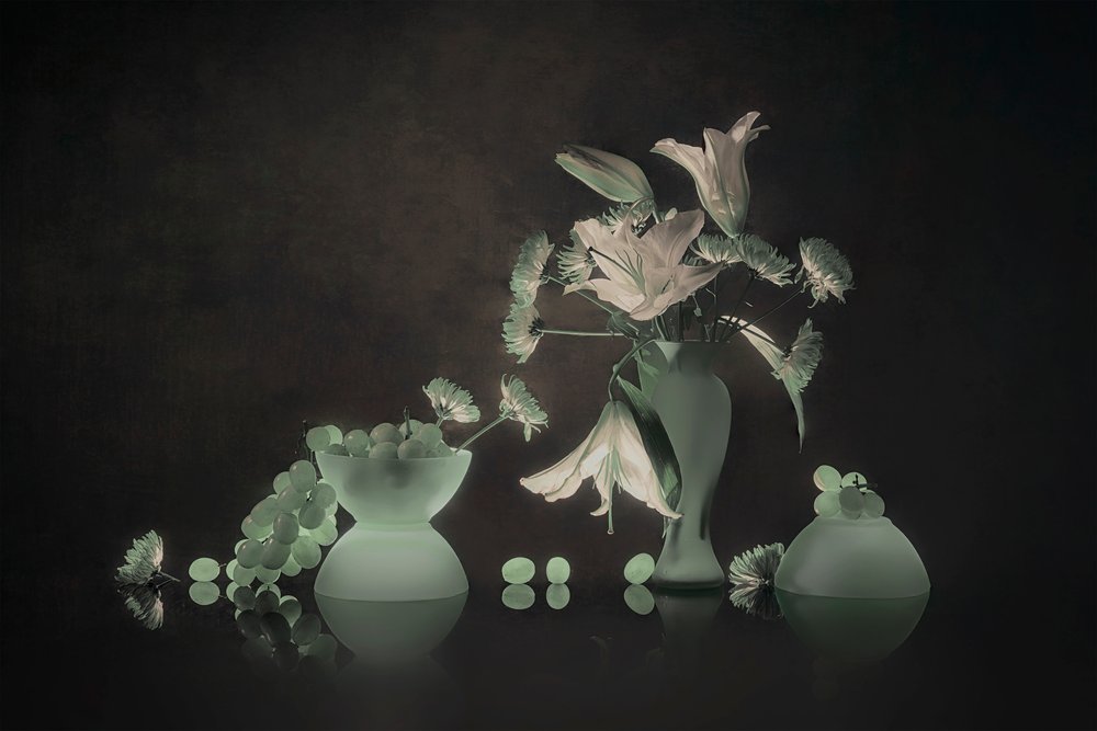 Lirios y uvas resplandecientes de Lydia Jacobs