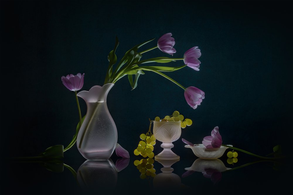 Tulipanes y uvas resplandecientes de Lydia Jacobs