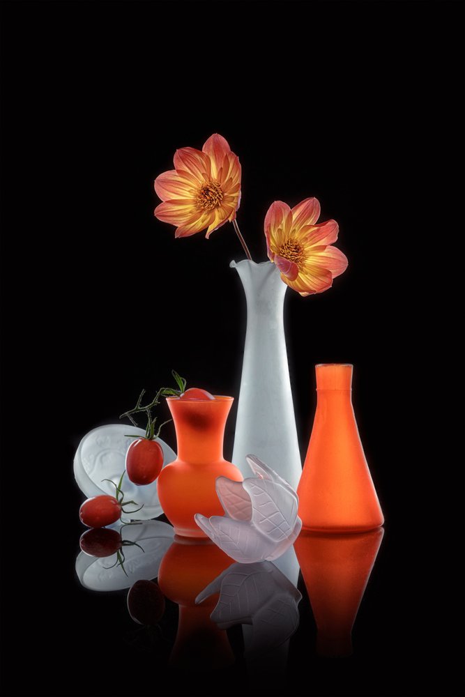 Naturaleza muerta con jarrones luminosos de Lydia Jacobs