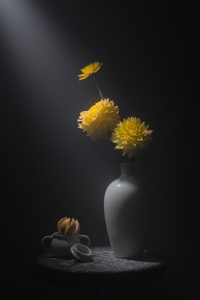 Naturaleza muerta con flores doradas de Lydia Jacobs