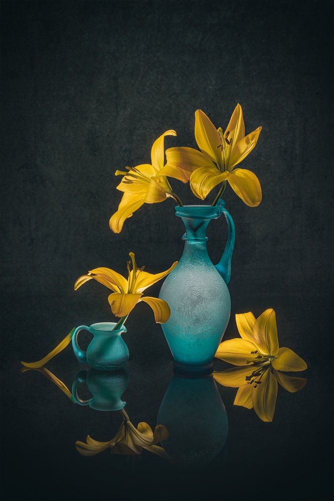 Jarrones de color verde azulado «Golden Lilies» de Lydia Jacobs