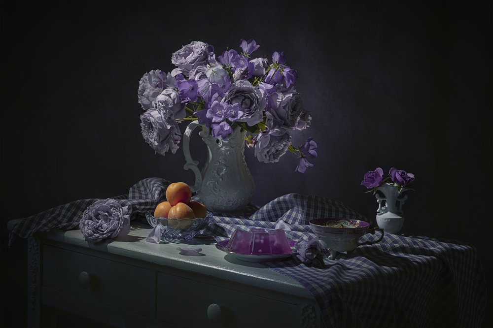 Naturaleza muerta floral en tonos morados melancólicos de Lydia Jacobs