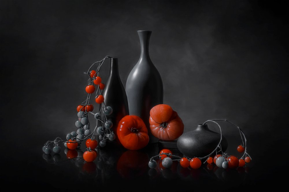 Naturaleza muerta con tomate melancólico de Lydia Jacobs